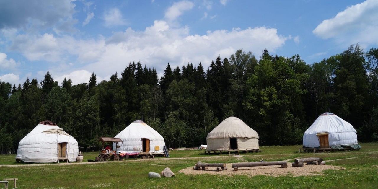 Этнопарк сергиево посадский городской. Парк Кочевник Сергиев Посад. Этнопарк Кочевник в Хотьково. Этно парк Кочевник Сергиев Посад. Юрта этнопарк Кочевник.